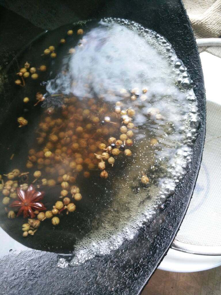 肉包子,水开后放花椒,八角煮5分钟