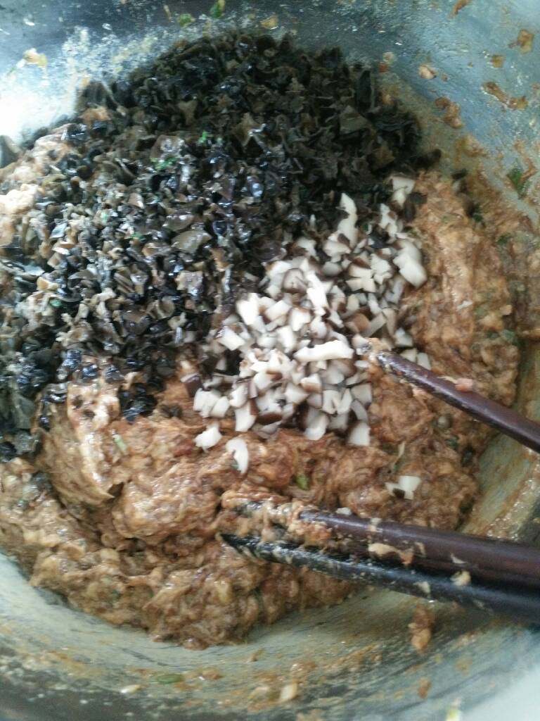 肉包子,肉馅里加酱油、香油、花椒八角水,适量盐和香菇丁、木耳碎拌匀(拌肉馅一定要朝一个方向搅拌)