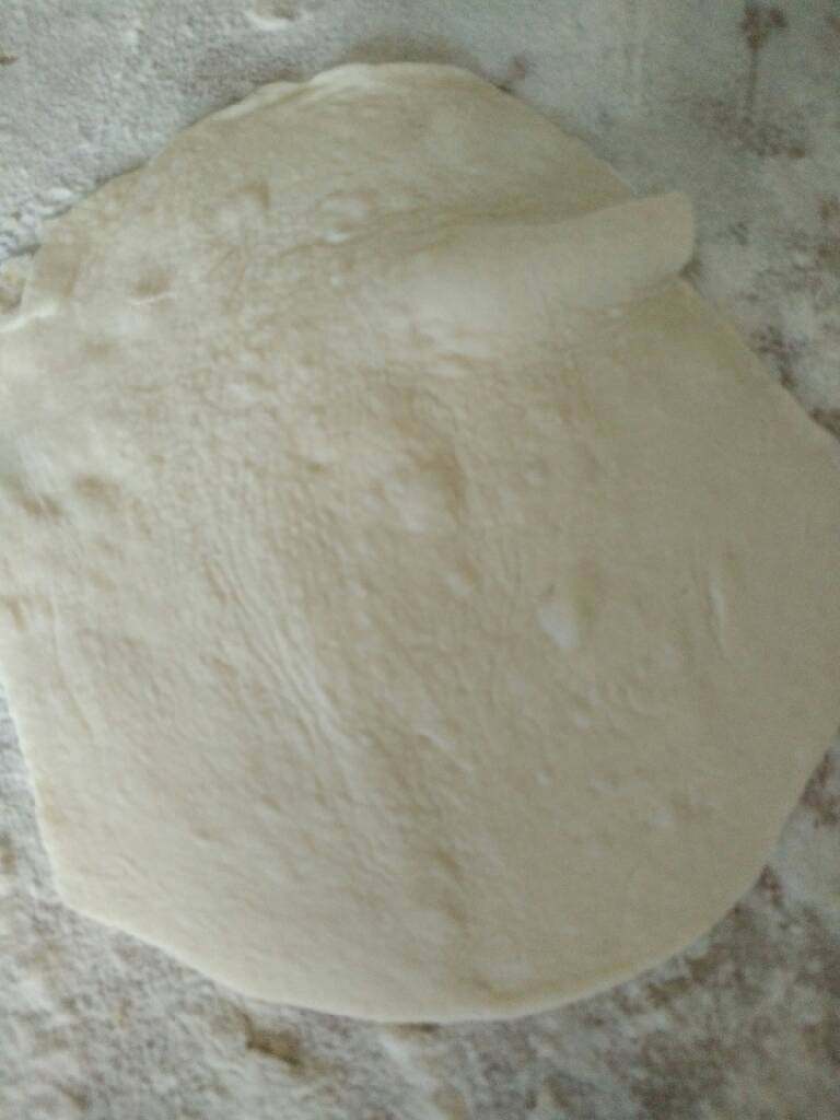 肉包子,擀成四周薄,中间厚的圆片