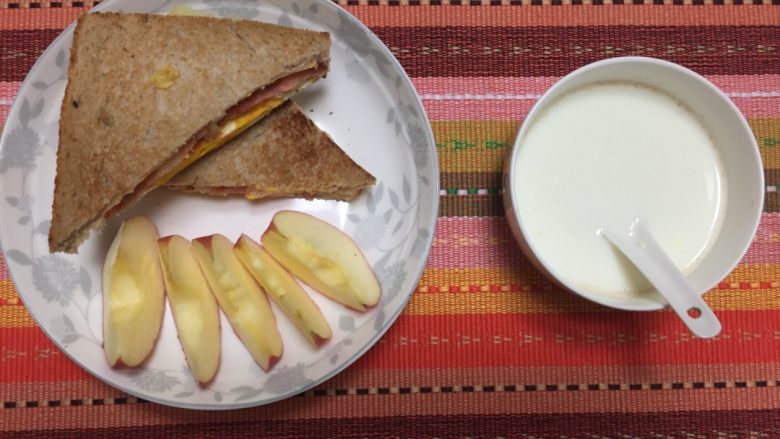 好好ci牌 土豆培根三明治,一分为二。装盘。吃～