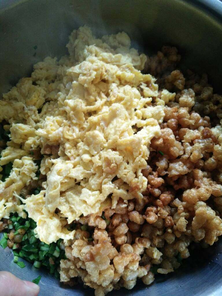 菜包子,韭菜里加油渣,鸡蛋