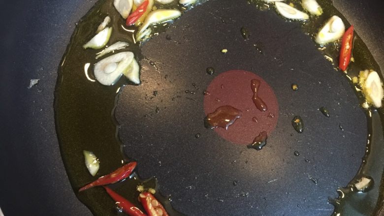 海鲜农家炒粉,热锅下蒜片烤干再加入适量食用油(我用的菜籽油)下泰椒,将蒜片泰椒爆香,蒜片煎至焦黄