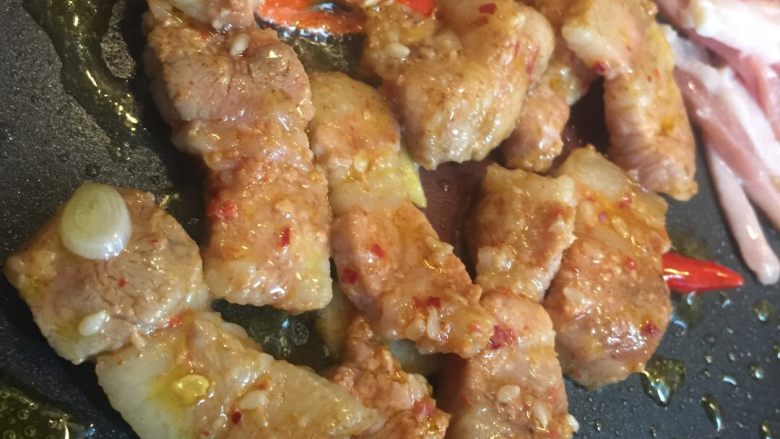 海鲜农家炒粉,五花肉稍许腌制,煎炒至爆油(五花肉和咸肉我都加了)