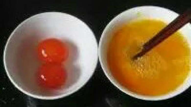 多彩蒸三蛋,把咸蛋黄捞出，咸蛋白放入鸡蛋液，加1调羹<a style='color:red;display:inline-block;' href='/shicai/ 718'>料酒</a>，2调羹清水打匀