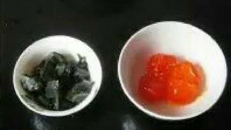 多彩蒸三蛋,咸蛋黄与皮蛋分别夹成小块