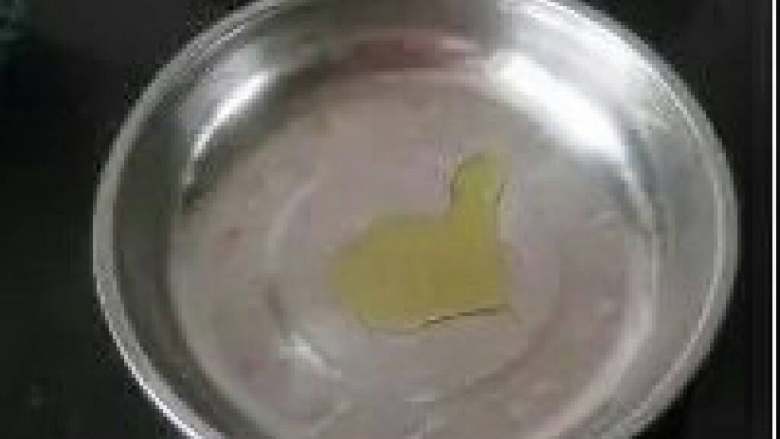 多彩蒸三蛋,取一个比较深的盘，四边用油抹好