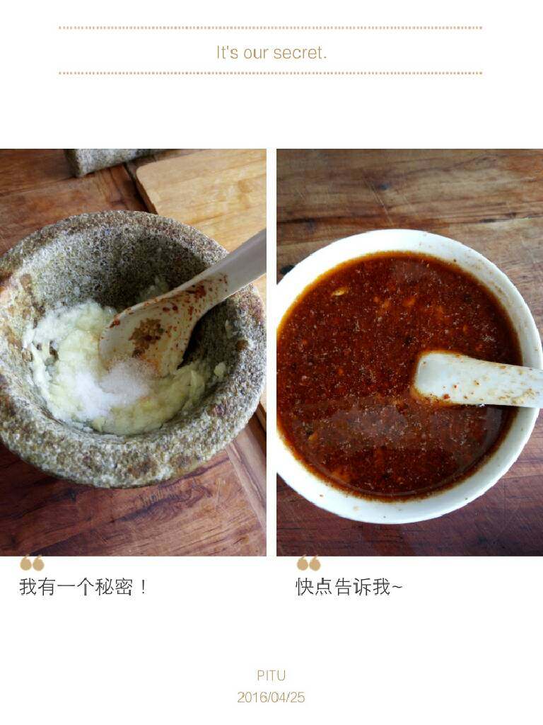 懒人凉皮,把蒜捣碎,放上盐,用热油一泼,倒上醋,凉拌酱油