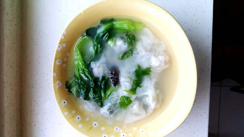 泡发海参,早餐菠菜馅小馄饨,出锅放一个海参。