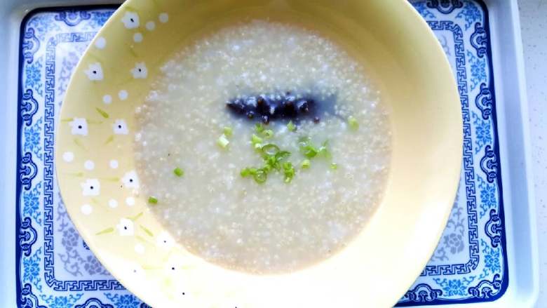 泡发海参,早餐小米海参粥,营养价值绝配。熬的时候放点姜末盐,起去腥的作用。