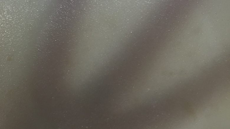 自制凉皮,第一个在冷却,第二个在锅子里,第三个盘子就可以准备起来了,第三个放到锅子里后,盆子里的就完全冷却好了,撕下来看看透明QQ的凉皮就这样反复重复把所有的面糊全部做完。