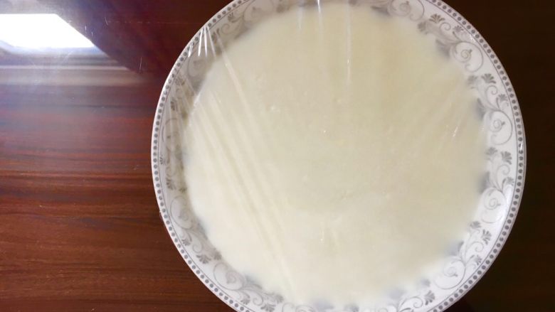 5分钟-椰奶布丁,2)冷却,再用保鲜膜封上