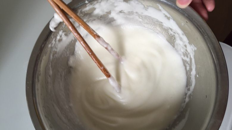 戚风蛋糕,蛋黄+糖+牛奶+油,继续搅拌