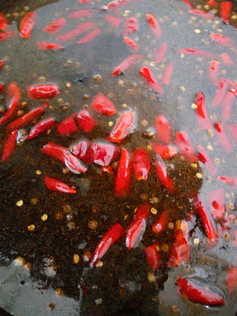 麻辣卤鸭头,要想辣味入卤水里,卤水要隔一小时煮开一次