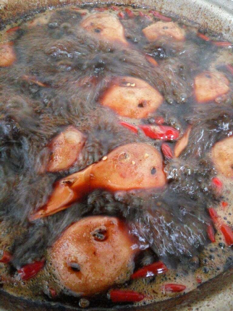 麻辣卤鸭头,我今天大概浸泡了四小时,最后煮了二十分钟后,鸭头即可出锅