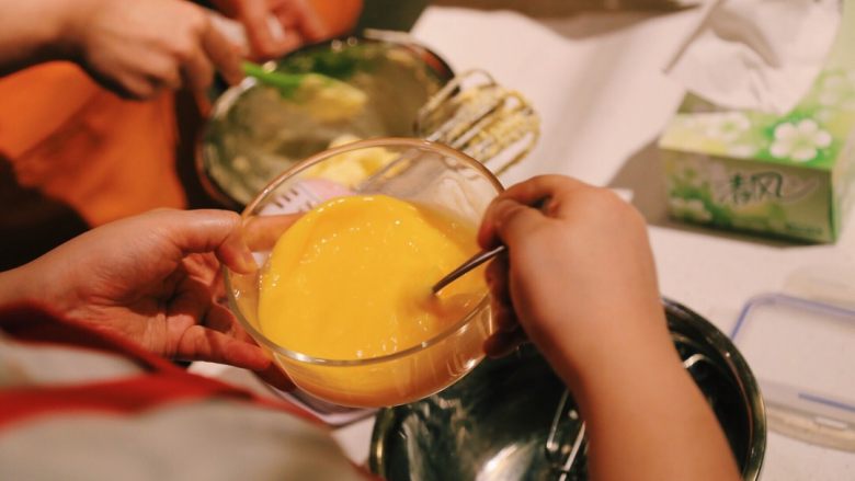 #春日烘焙教室# 草莓塔,把蛋黄打好