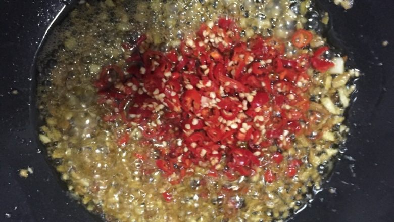 好好ci牌 香菇牛肉酱
,多放油,依次加入加<a style='color:red;display:inline-block;' href='/shicai/ 700'>花椒</a>、姜、蒜、辣椒。
