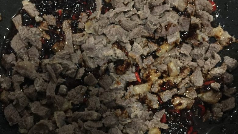 好好ci牌 香菇牛肉酱
,加入牛肉,爆炒。