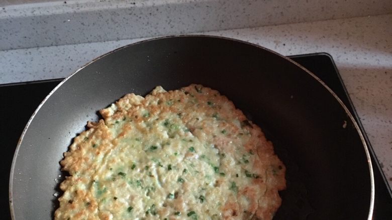 煎鸡蛋肉饼～,放少许油，放适量面糊，尽量摊薄～（最好使用不粘锅煎锅，小火慢煎～因为加了肉，太厚会不好熟～）煎到两面金黄就可以出锅啦～终于还留了一张成品图～😂