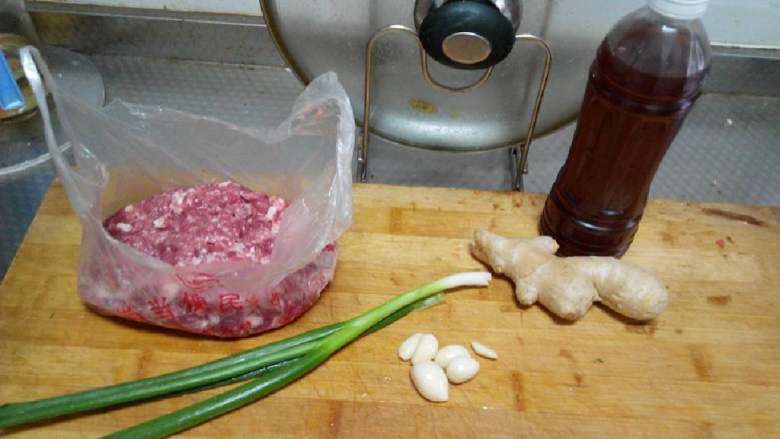 水汆丸子,一般小三口之家半斤猪肉馅足矣~最好大葱哈