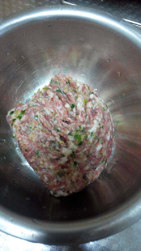 水汆丸子,再把肉馅和葱姜蒜在一起剁剁剁~
