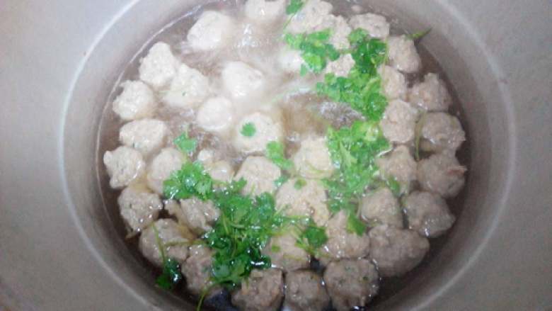 水汆丸子,煮一小会~熟了~关火~扔香菜进去~酱油醋香油调一下味儿即可~