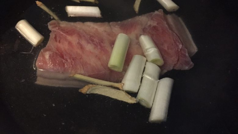 蒜泥白肉(肥肉版),五花肉冷水下锅,加入葱段,姜丝大火烧开