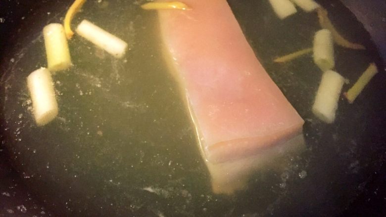 蒜泥白肉(肥肉版),淋入料酒转小火煮四十到五十分钟(可以根据个人口味调节时间,想吃入口即化的可以炖煮一会儿)
