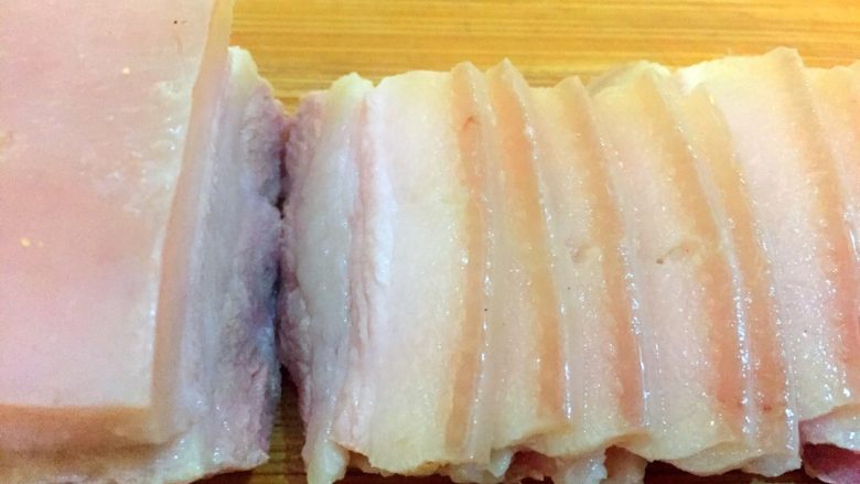 蒜泥白肉(肥肉版),晾凉的肉切成薄片