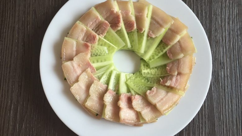 蒜泥白肉(肥肉版),切好的白肉可以直接蘸着料汁吃,也可以卷着黄瓜沾酱汁吃,个人喜欢卷黄瓜的比较不会腻。