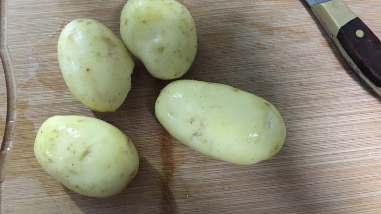 地中海茄焗土豆泥,土豆洗净去皮,上锅蒸熟