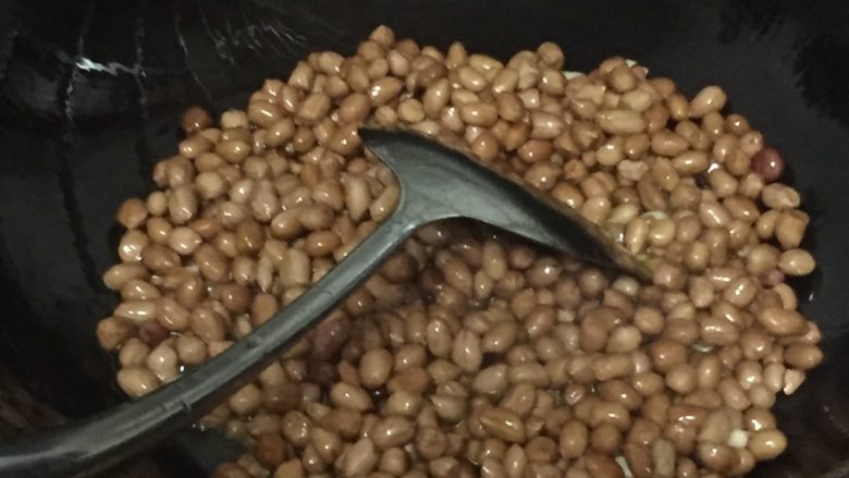 干椒炒花生,等锅烧干水后放油，冷油直接放花生