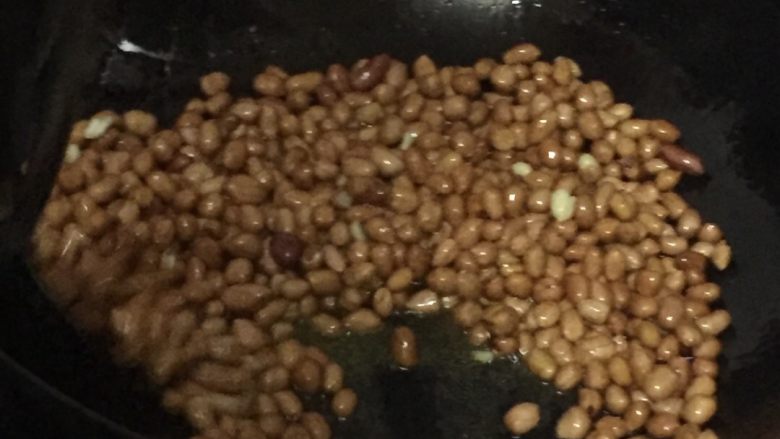 干椒炒花生,搅拌