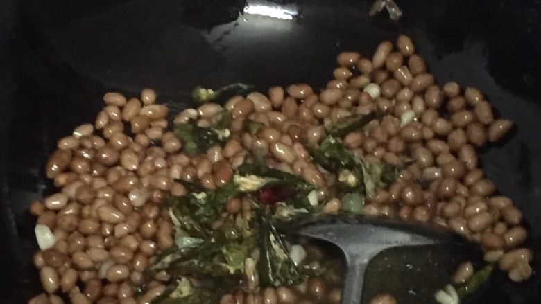 干椒炒花生,熟后放干椒