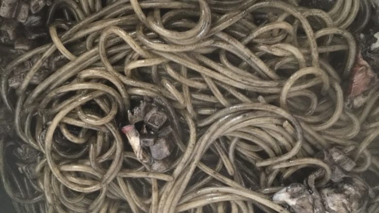 墨鱼面,放入面条,等面条全部上色,就可以了