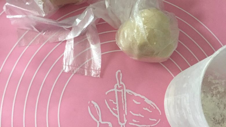 蛋黄酥,油酥和油皮材料各自揉好,放保鲜袋