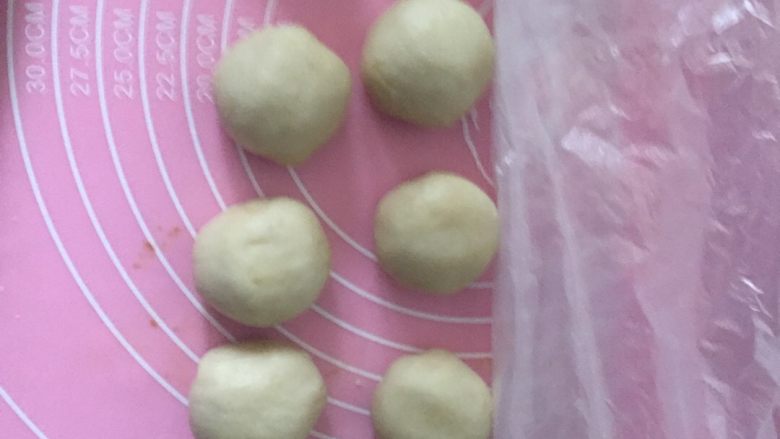 蛋黄酥,油皮,油酥各分十等份,有皮擀圆包好油酥,盖保鲜袋10分钟