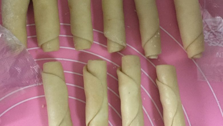 蛋黄酥,擀长后卷起,醒发10分钟,反复两次
