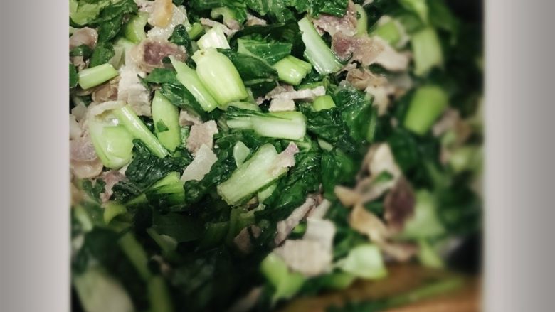 咸肉香肠菜饭,煸炒出油后放入切好的青菜,青菜切丁一起拌炒,放盐,注意中火