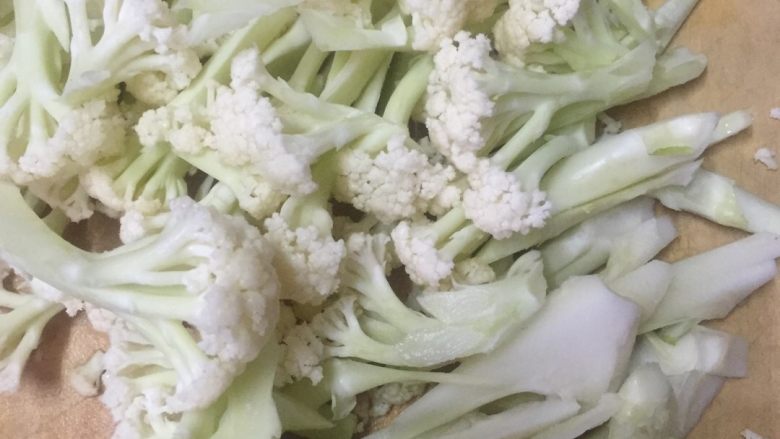 干锅花菜,<a style='color:red;display:inline-block;' href='/shicai/ 2629'>花菜</a>剪成小朵