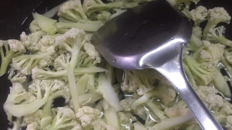 干锅花菜,水热下锅，焯水大约2分钟