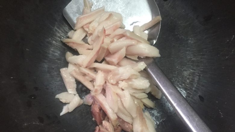 干锅花菜,<a style='color:red;display:inline-block;' href='/shicai/ 428'>五花肉</a>洗干净，焯水，切成丝或片，放油炒，逼出肥肉中的油分