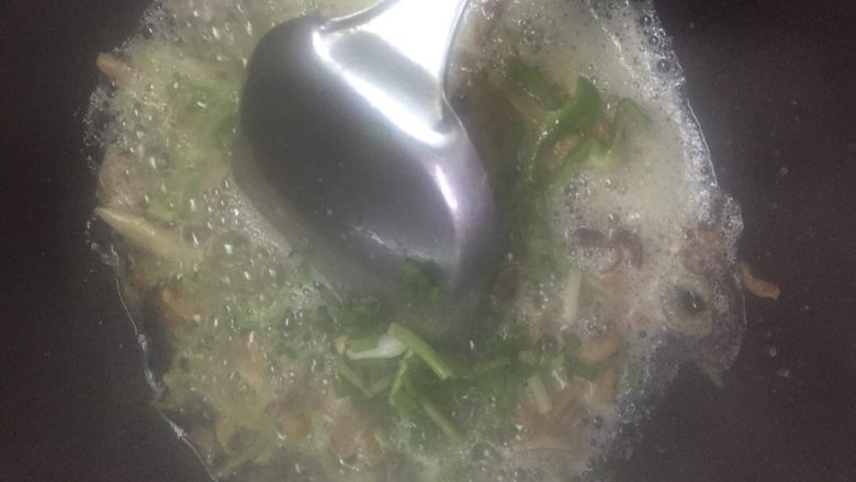 干锅花菜,油分出来以后，加入青椒丝（我们家不怎么吃辣的多，最好加尖椒爆香）葱姜蒜，老干妈或者豆瓣酱，看个人喜好