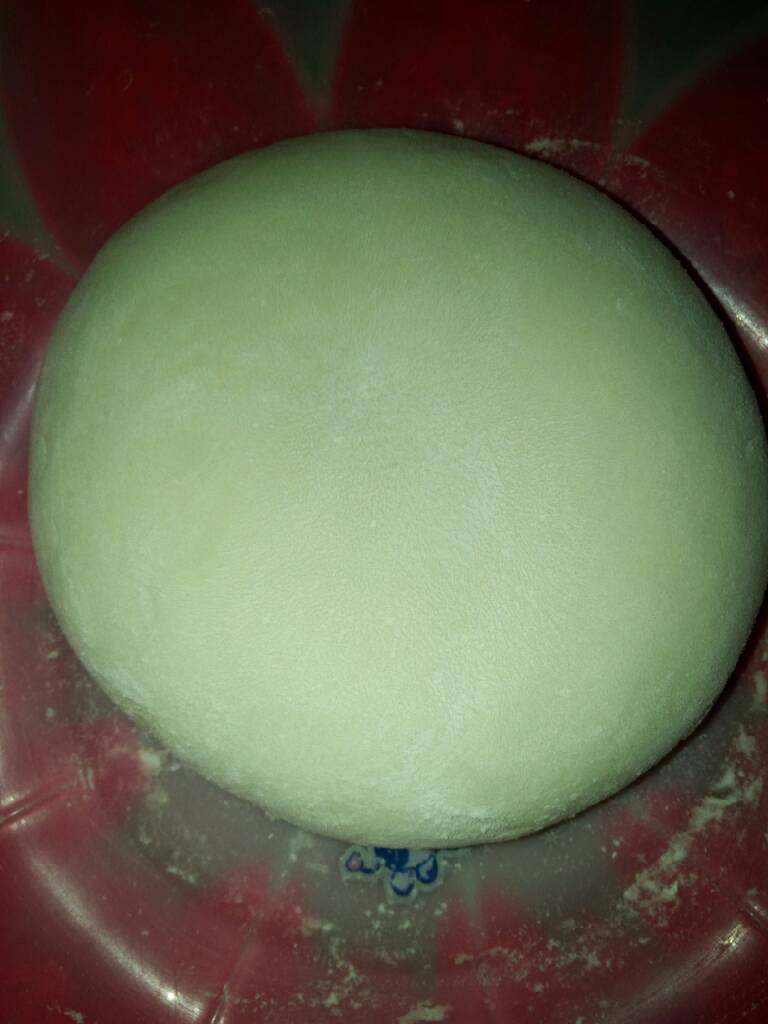 水饺,把面和上放在盆里醒一会。这个时候可以切馅。