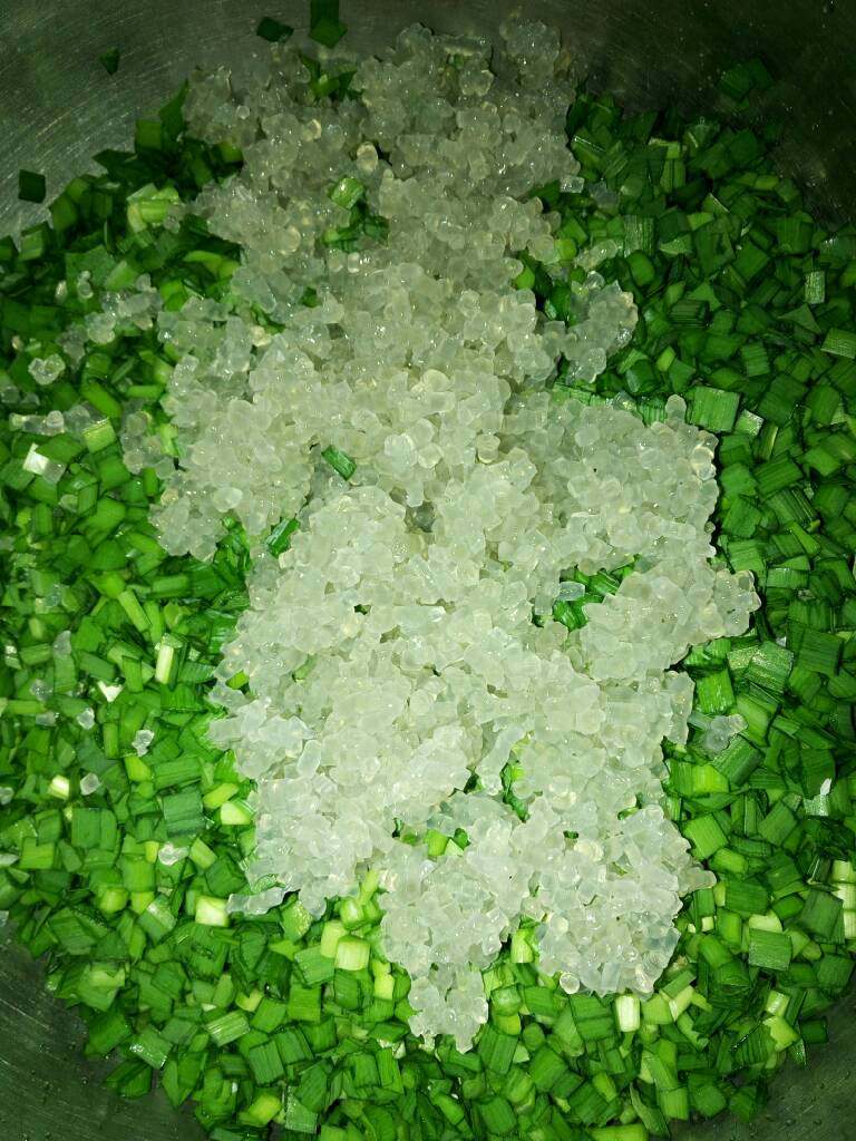 水饺,放入盆里，放在韭菜上面。