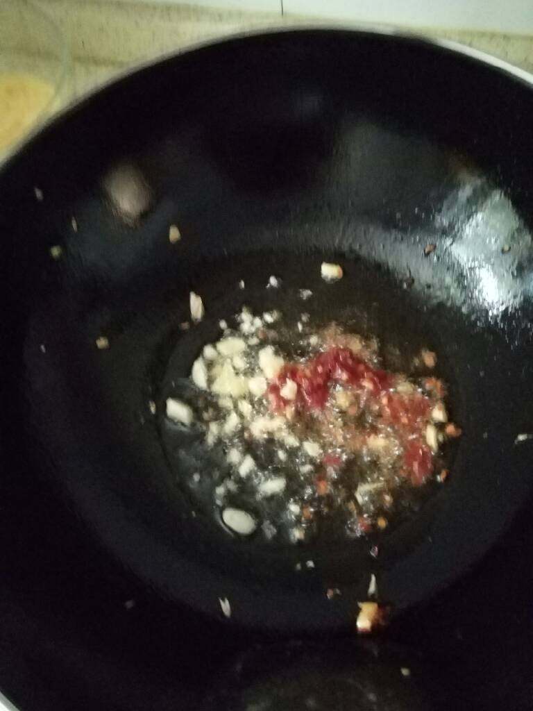 洋葱炒肉丝,热锅内放入豆瓣，大蒜末，生姜末，翻炒出香味