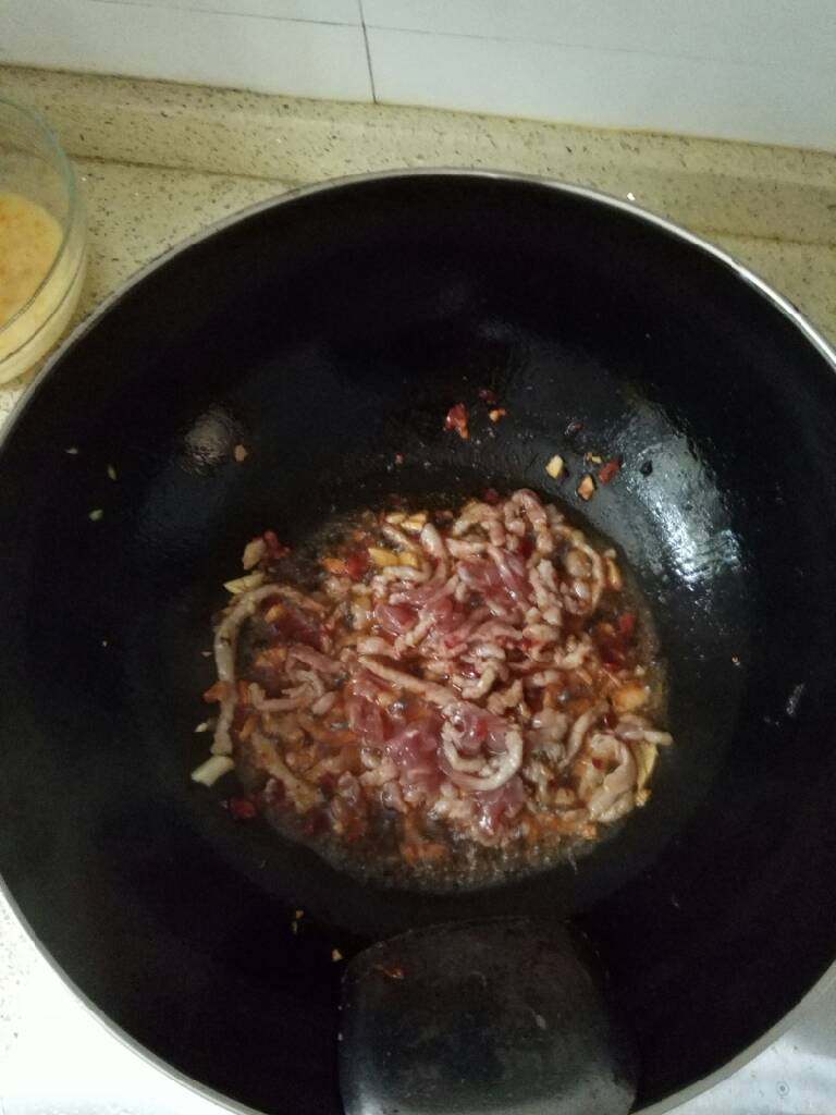 洋葱炒肉丝,倒入<a style='color:red;display:inline-block;' href='/shicai/ 4613'>肉丝</a>，再加少量料酒和酱油后，进行翻炒