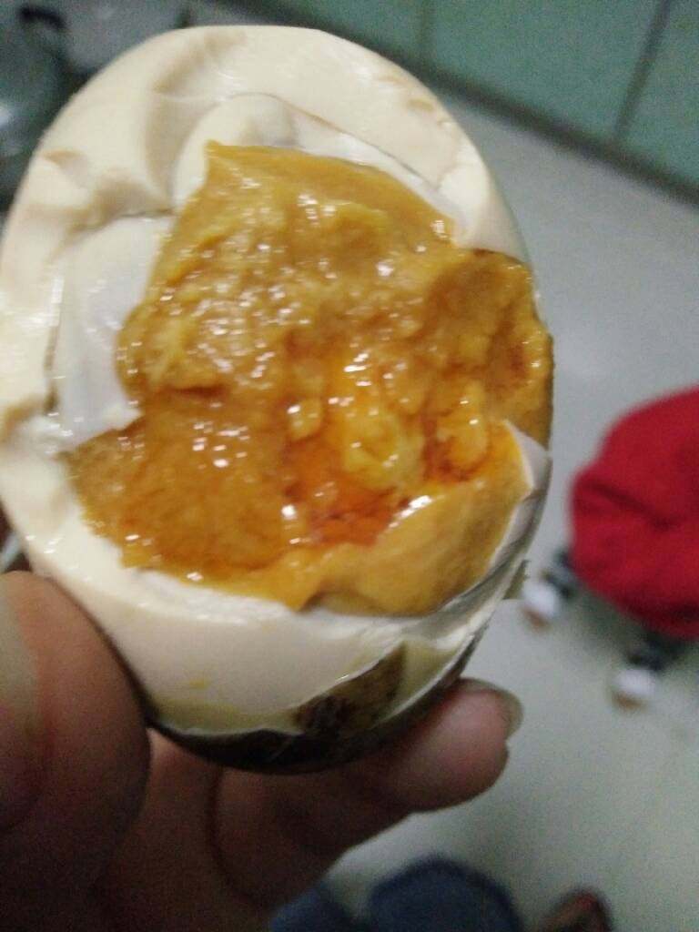 微山湖咸鸭蛋,最终成为一枚成功的富的溜油的咸鸭蛋。营养高,又美味,简直是完美!