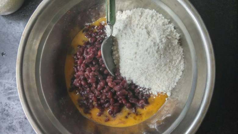 红豆糕,把熟红豆和面粉加入蛋黄碗里《红豆煮熟有糖的,这里可不加糖》