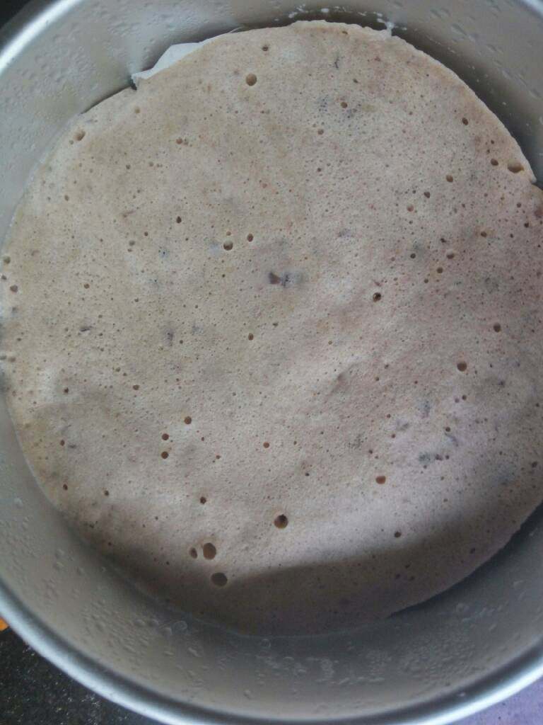 红豆糕,蛋糕模在放一张油纸就可以不刷一层油,倒入蛋糕浆