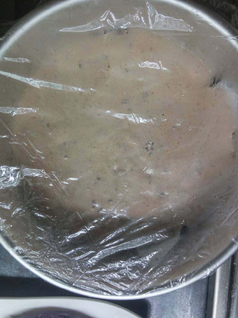 红豆糕,盖上保鲜膜,扎小孔.放微波炉中火烤7分钟,《我没烤箱便用微波炉,也可以用蒸的,时间根据自家烤箱、微波炉而定的,如果蒸的最少10分钟,根据蛋糕浆多少而定的》